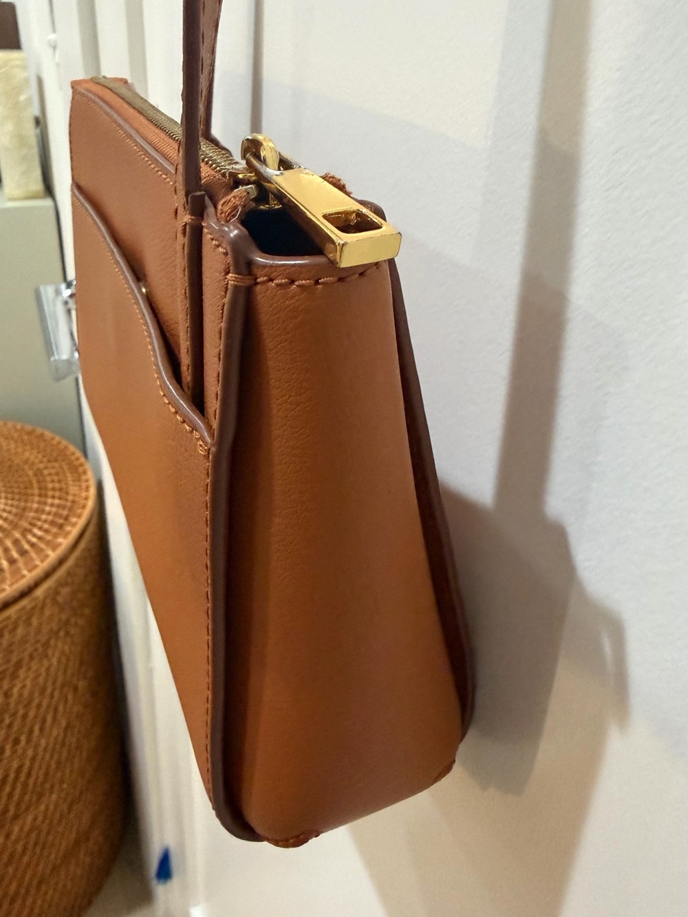 Marc Jacobs Tan Leather Crossbody Bag with Gold Hardware - Picture 4 of 11